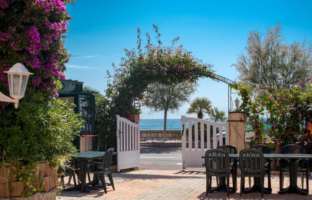 Hotel Et Appartements Reine D'Azur Roquebrune-Cap-Martin Eksteriør bilde